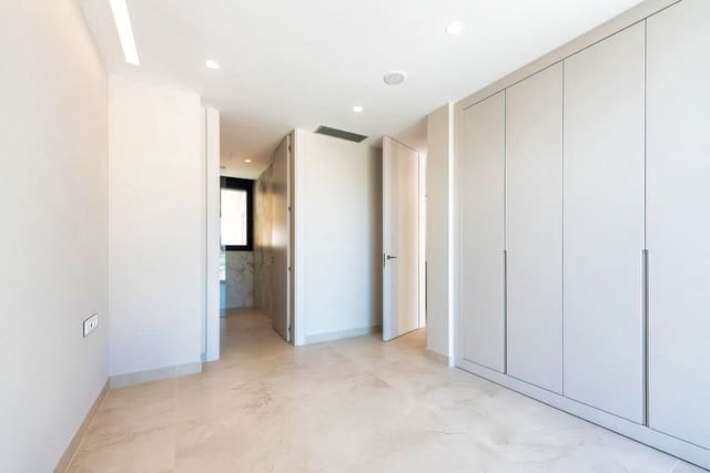 3 bedroom Beach Apartment for sale in Playa Poniente, Benidorm with pool garage - € 1,650,000 (Ref: 5097271)