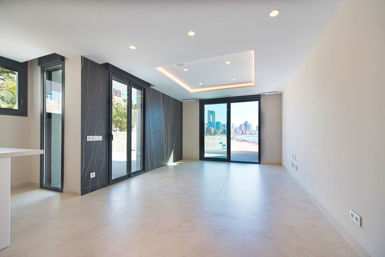 3 bedroom Beach Apartment for sale in Benidorm with pool garage - € 1,650,000 (Ref: 5097271)