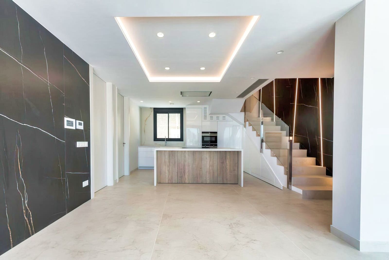 3 bedroom Beach Apartment for sale in Benidorm with pool garage - € 1,650,000 (Ref: 5097271)