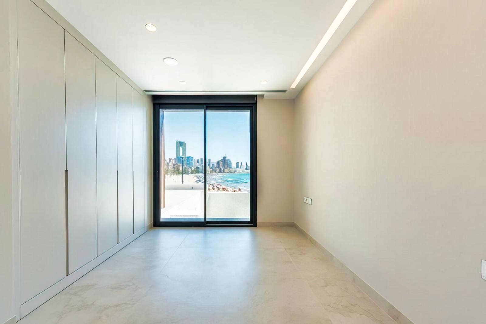 3 bedroom Beach Apartment for sale in Benidorm with pool garage - € 1,650,000 (Ref: 5097271)