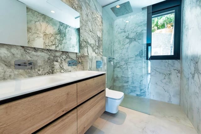 3 bedroom Beach Apartment for sale in Playa Poniente, Benidorm with pool garage - € 1,650,000 (Ref: 5097271)