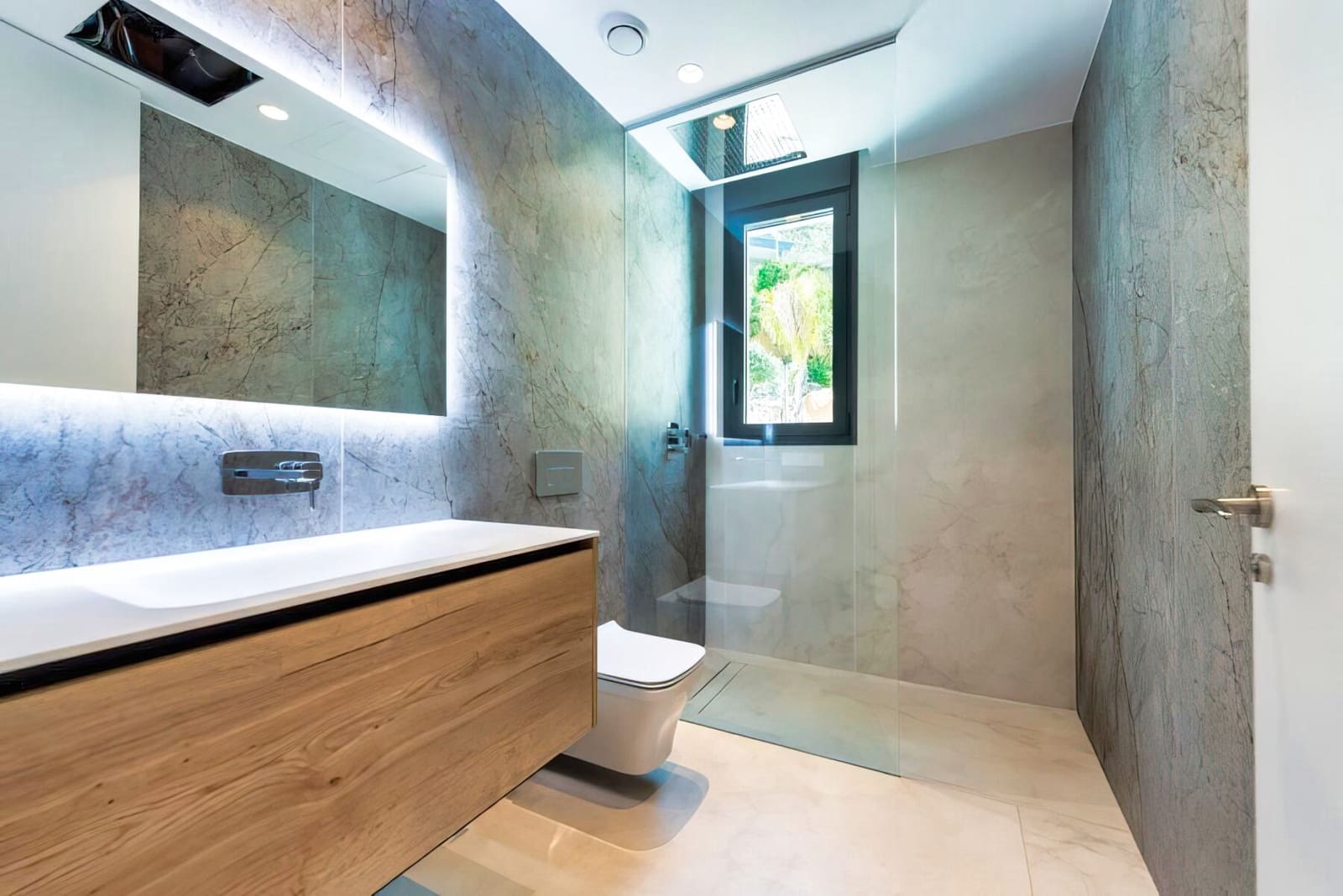 3 bedroom Beach Apartment for sale in Benidorm with pool garage - € 1,650,000 (Ref: 5097271)