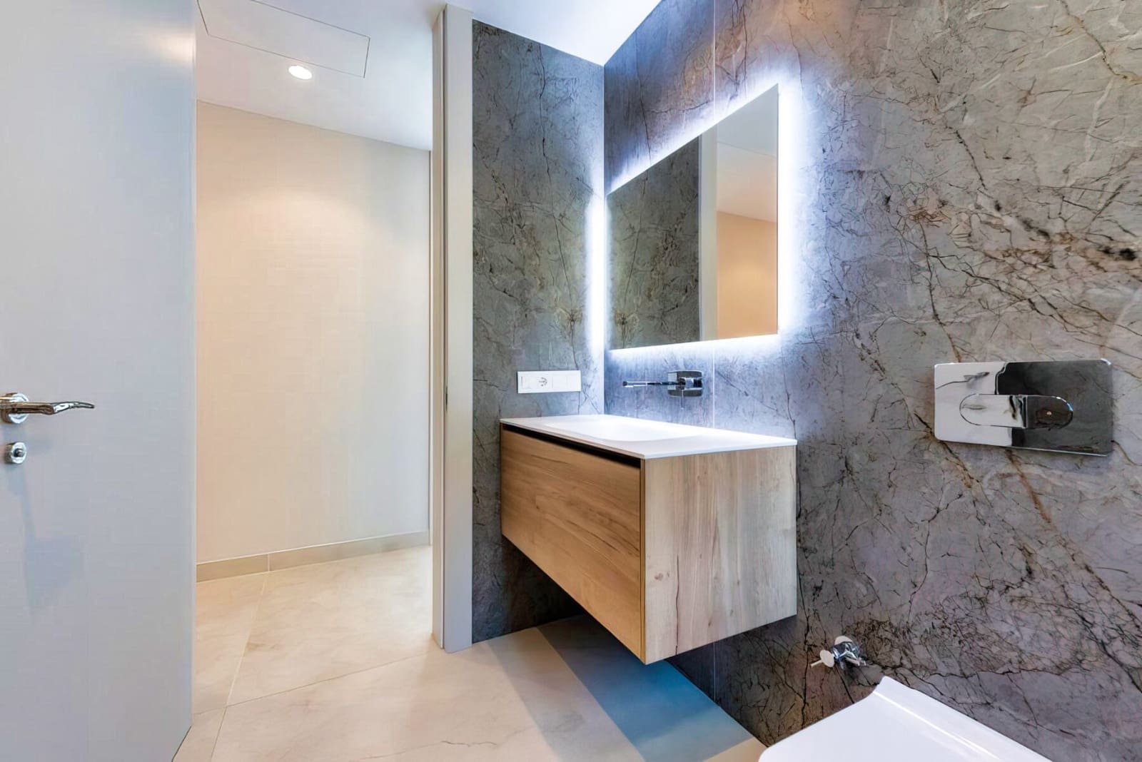 3 bedroom Beach Apartment for sale in Benidorm with pool garage - € 1,650,000 (Ref: 5097271)