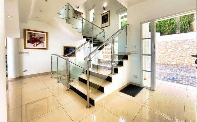 5 bedroom Villa for sale in Altea with pool garage - € 1,850,000 (Ref: 7711029)