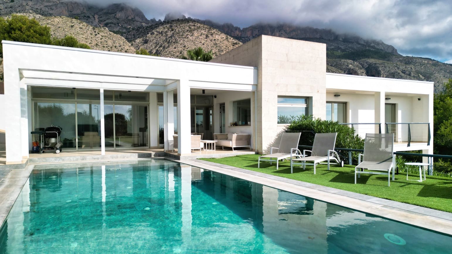 5 soverom Villa til salgs i Altea la Vella med svømmebasseng garasje - € 1 100 000 (Ref: 8148008)