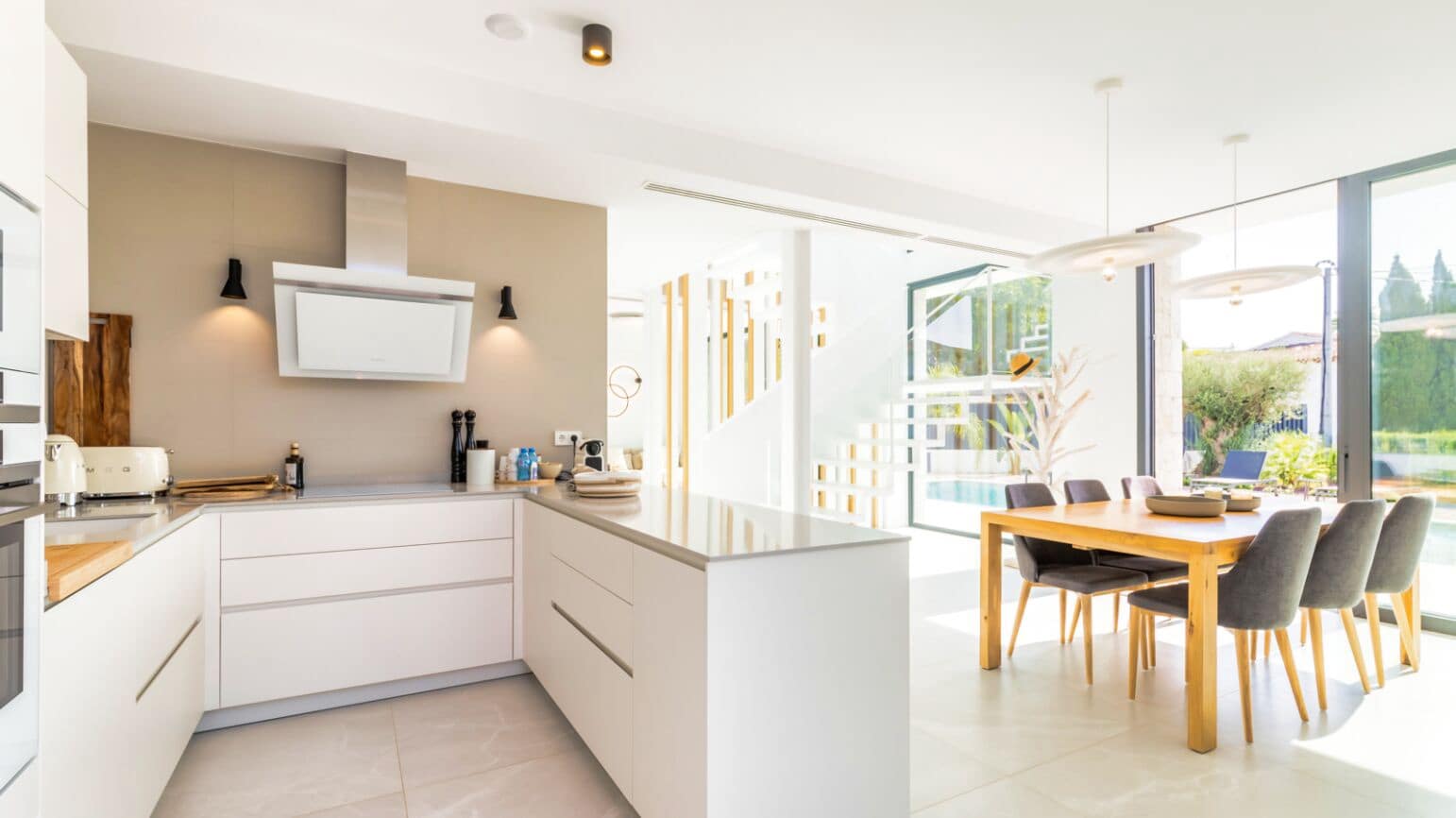 4 makuuhuone Huvila myytävänä paikassa Benissa mukana uima-altaan 
autotalli - 1 250 000 € (Ref: 8513817)