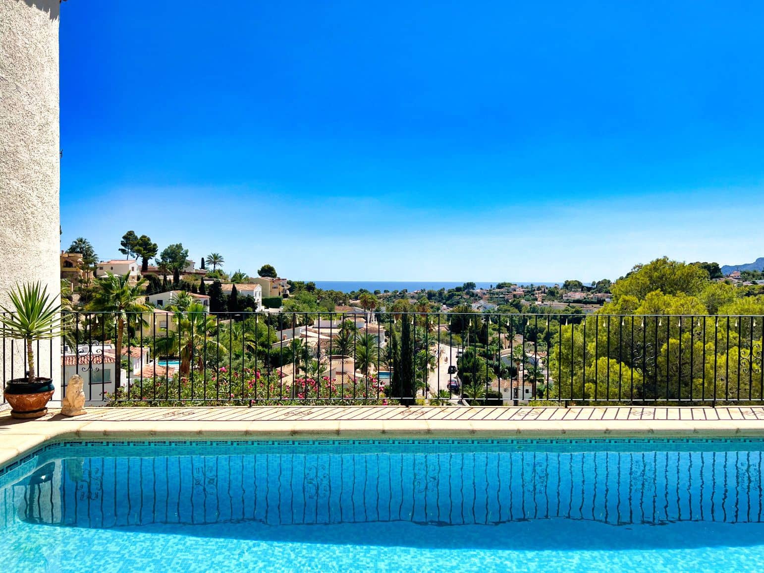 4 makuuhuone Huvila myytävänä paikassa Benissa mukana uima-altaan 
autotalli - 695 000 € (Ref: 8841879)