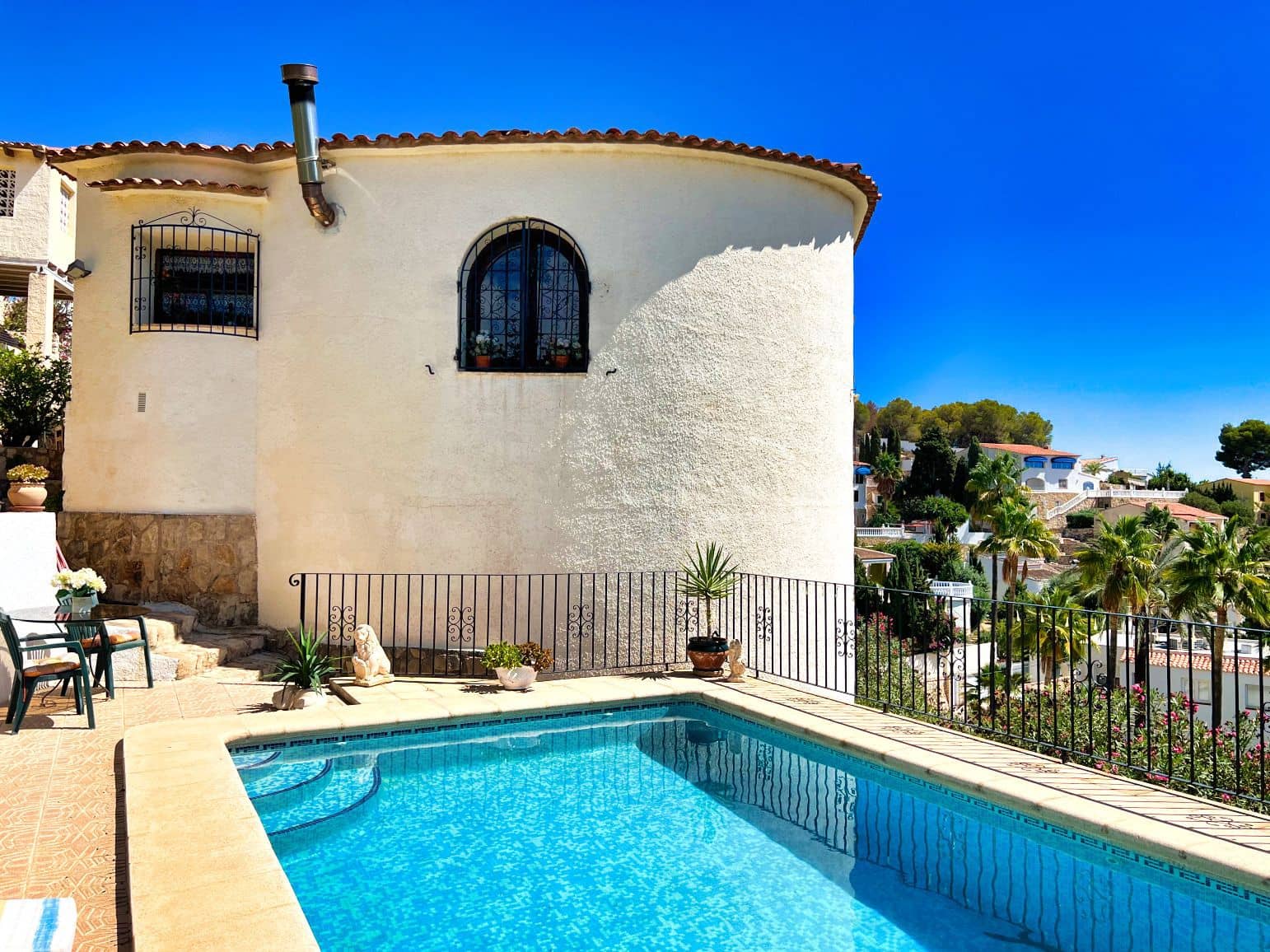 4 makuuhuone Huvila myytävänä paikassa Benissa mukana uima-altaan 
autotalli - 695 000 € (Ref: 8841879)