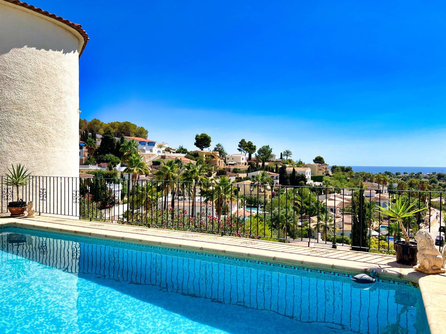 4 makuuhuone Huvila myytävänä paikassa Benissa mukana uima-altaan 
autotalli - 695 000 € (Ref: 8841879)