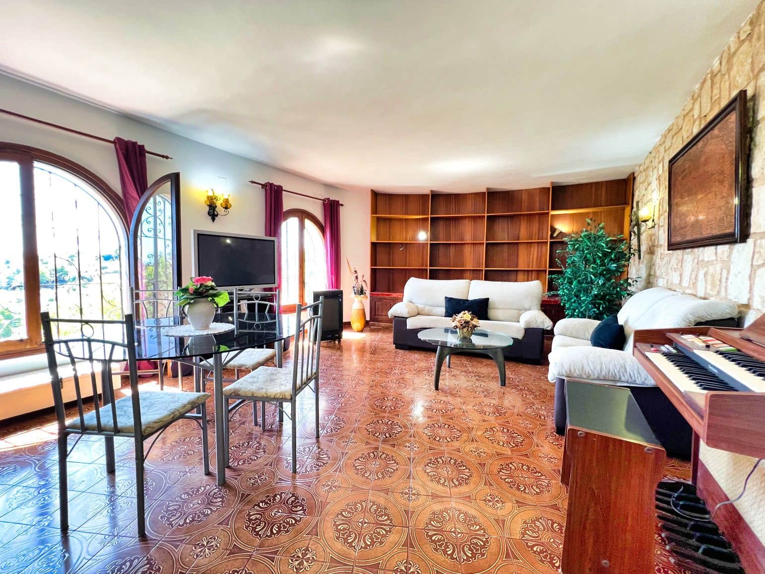 4 makuuhuone Huvila myytävänä paikassa Benissa mukana uima-altaan 
autotalli - 695 000 € (Ref: 8841879)