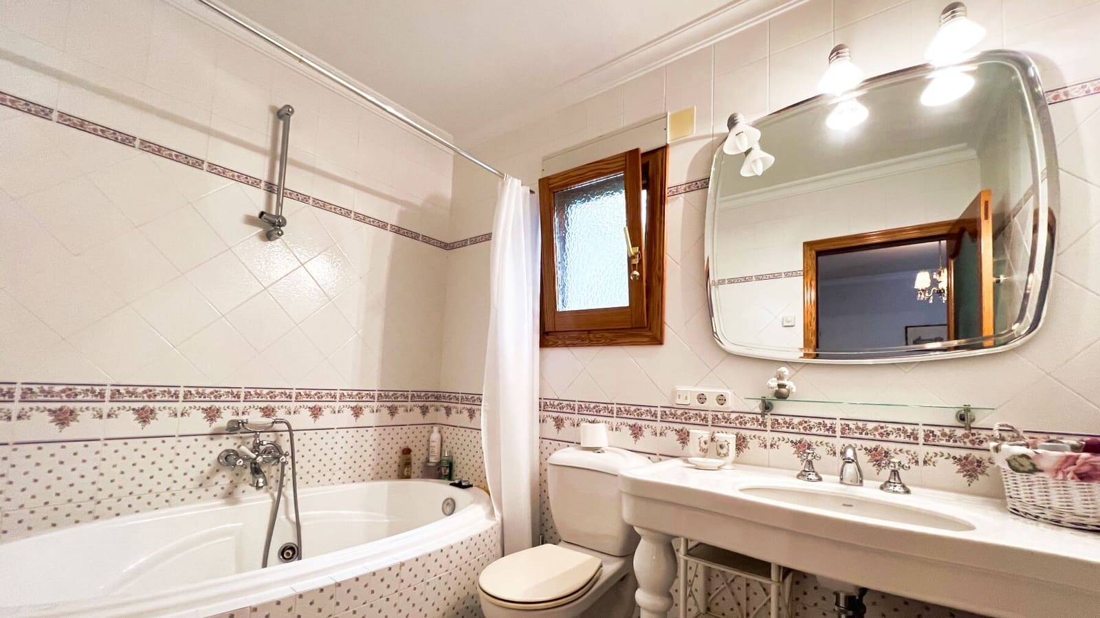 7 makuuhuone Huvila myytävänä paikassa Calpe / Calp mukana uima-altaan 
autotalli - 1 150 000 € (Ref: 8868636)