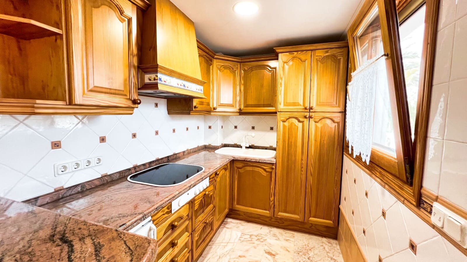 7 makuuhuone Huvila myytävänä paikassa Calpe / Calp mukana uima-altaan 
autotalli - 1 150 000 € (Ref: 8868636)