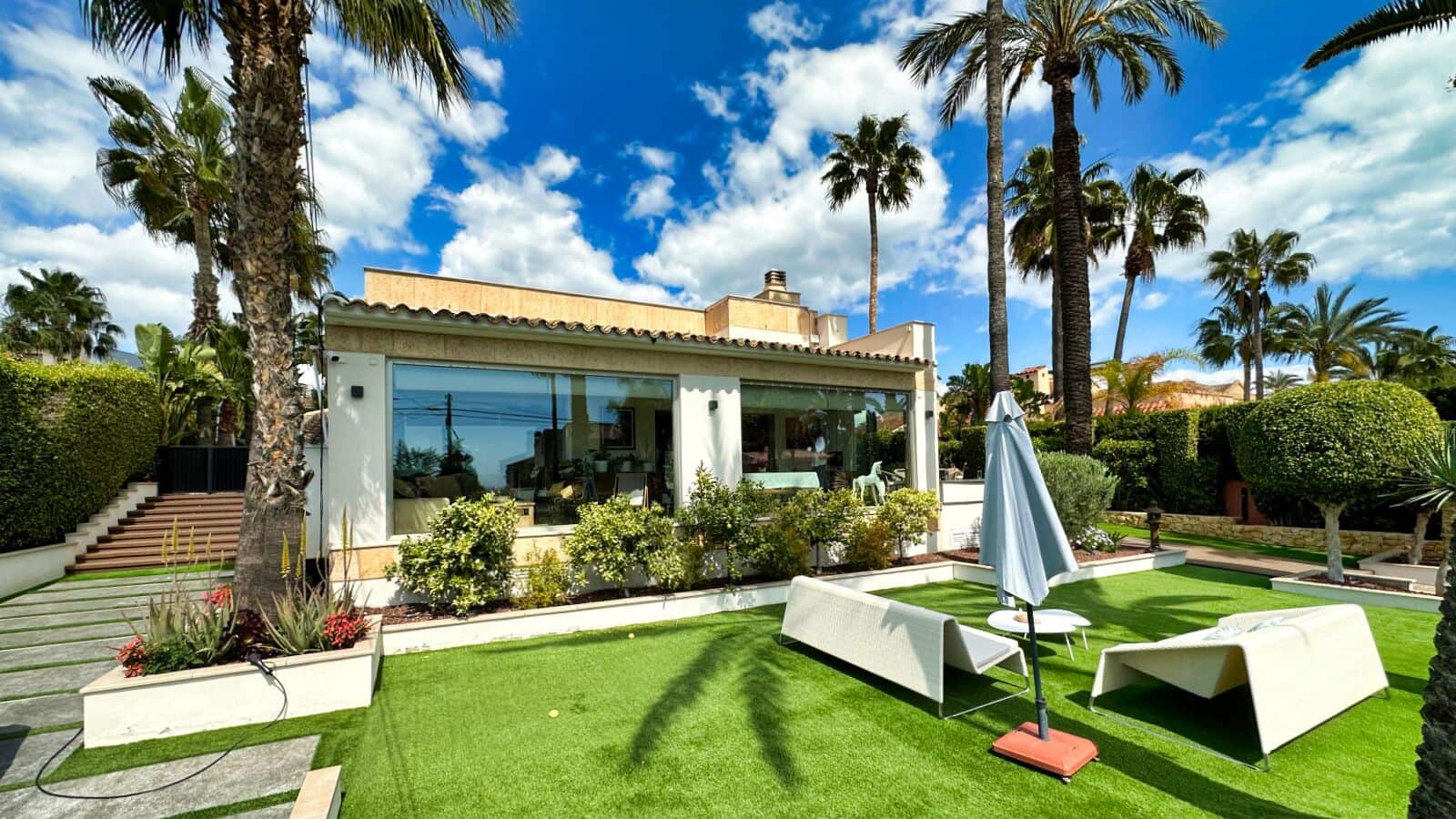 8 bedroom Villa for sale in Benidorm - € 1,295,000 (Ref: 8898182)