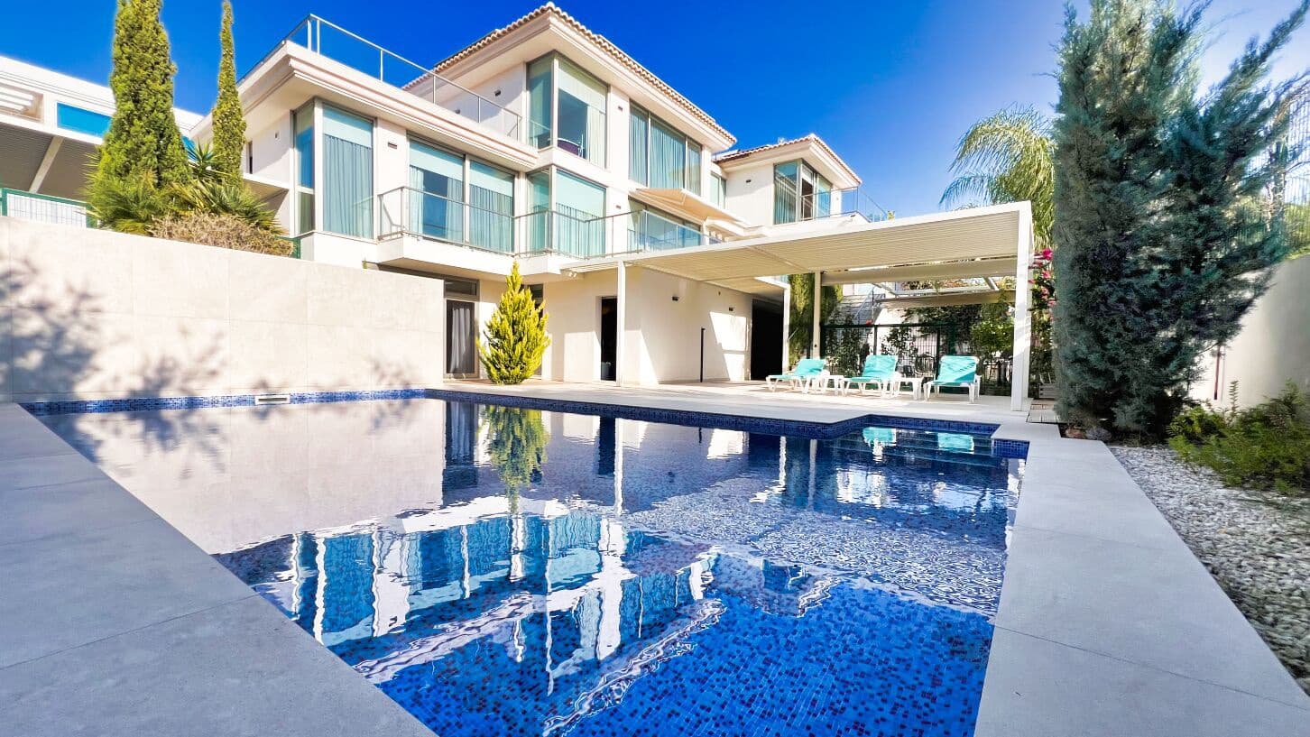 5 bedroom Villa for sale in Calpe / Calp with pool garage - € 1,980,000 (Ref: 9003153)