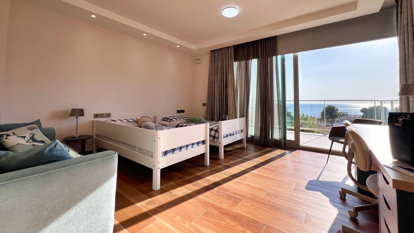 5 bedroom Villa for sale in Calpe / Calp with pool garage - € 1,980,000 (Ref: 9003153)