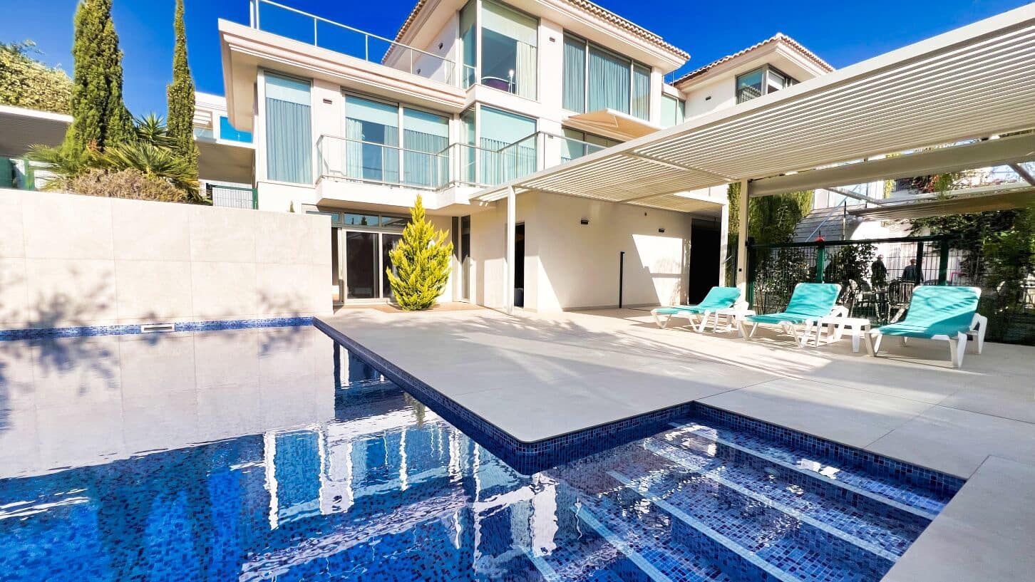 5 bedroom Villa for sale in Calpe / Calp with pool garage - € 1,980,000 (Ref: 9003153)