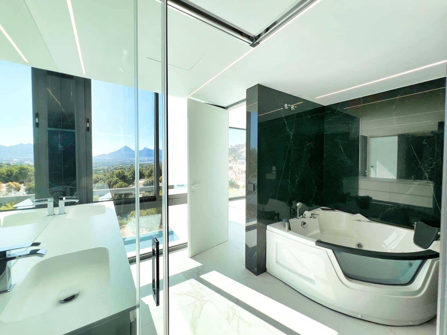 5 bedroom Villa for sale in Altea with pool garage - € 2,500,000 (Ref: 9003165)