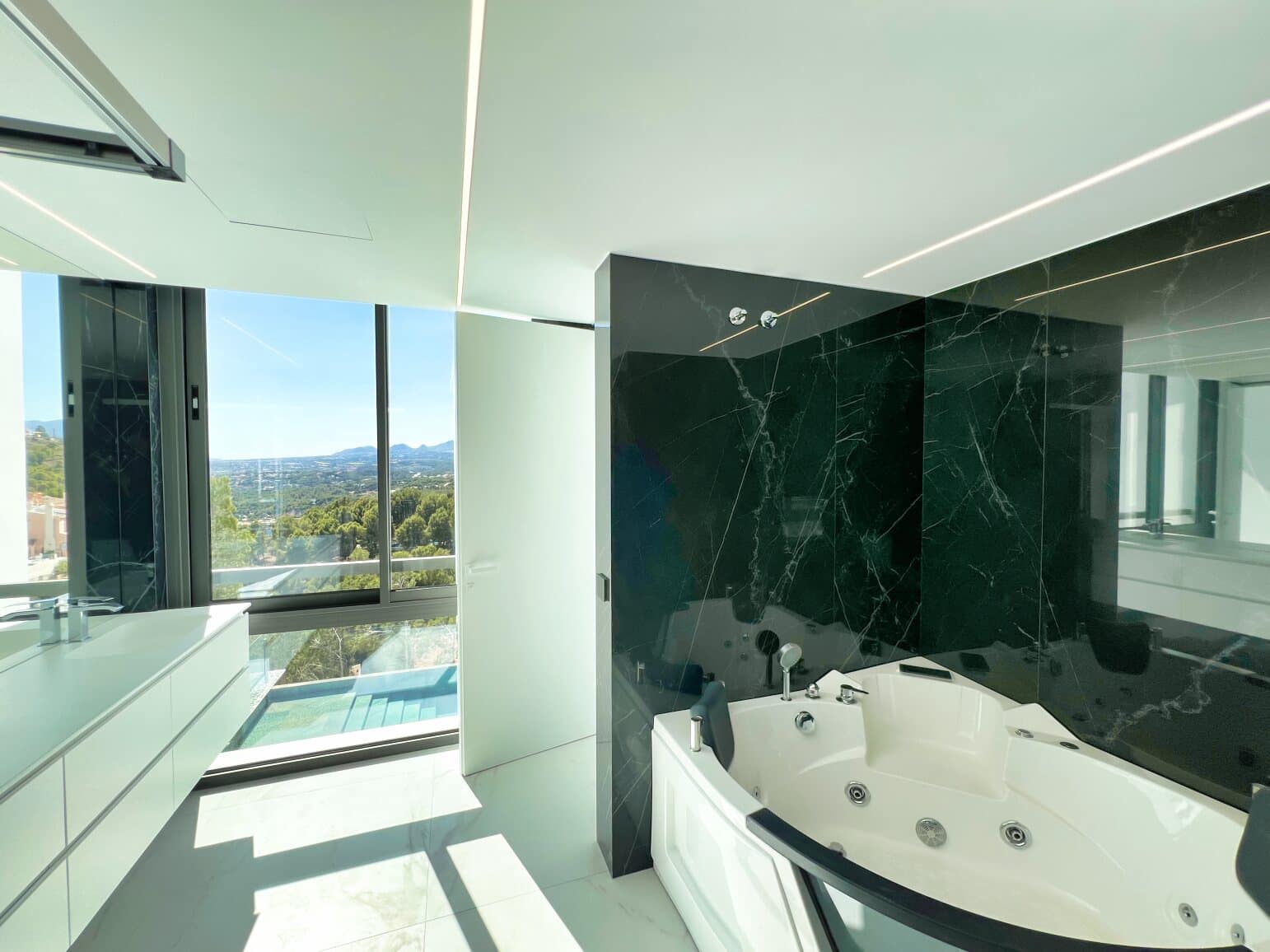 5 bedroom Villa for sale in Altea with pool garage - € 2,500,000 (Ref: 9003165)