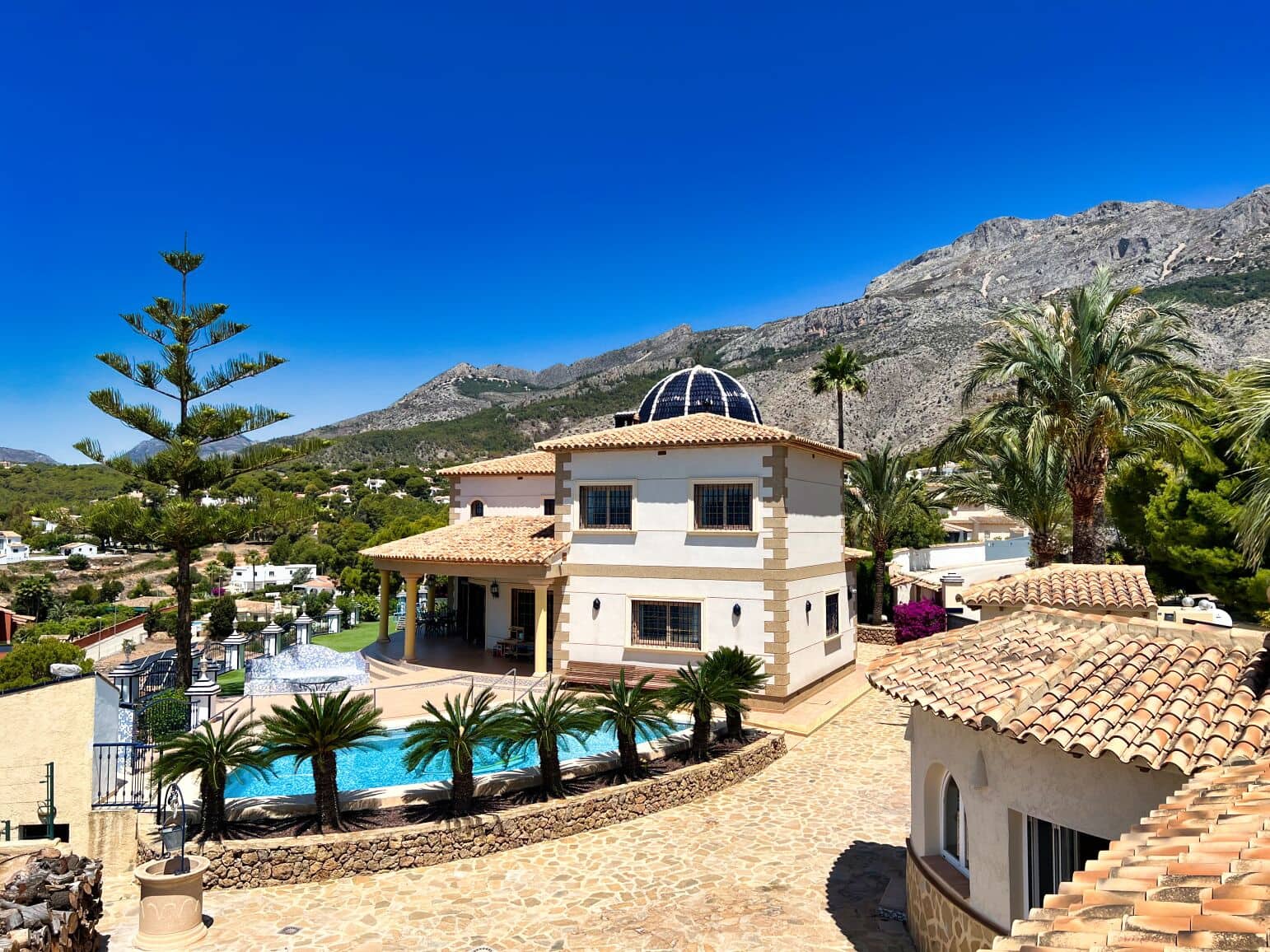 6 soveværelse Villa til salg i Alhama Springs med swimmingpool garage - € 1.800.000 (Ref: 9021899)