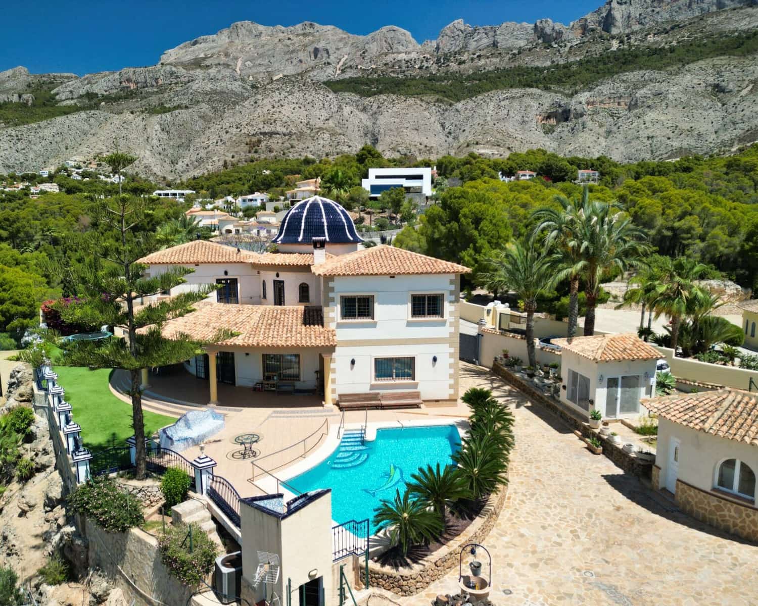 6 soveværelse Villa til salg i Alhama Springs med swimmingpool garage - € 1.800.000 (Ref: 9021899)