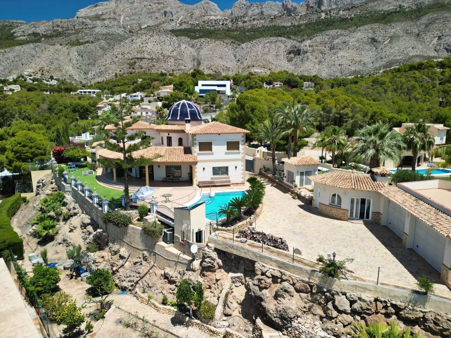 6 soveværelse Villa til salg i Alhama Springs med swimmingpool garage - € 1.800.000 (Ref: 9021899)