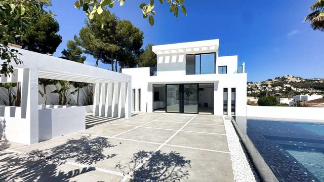Chalet de 4 habitaciones en Moraira, Teulada-Moraira en venta con piscina garaje - 1.750.000 € (Ref: 9022529)