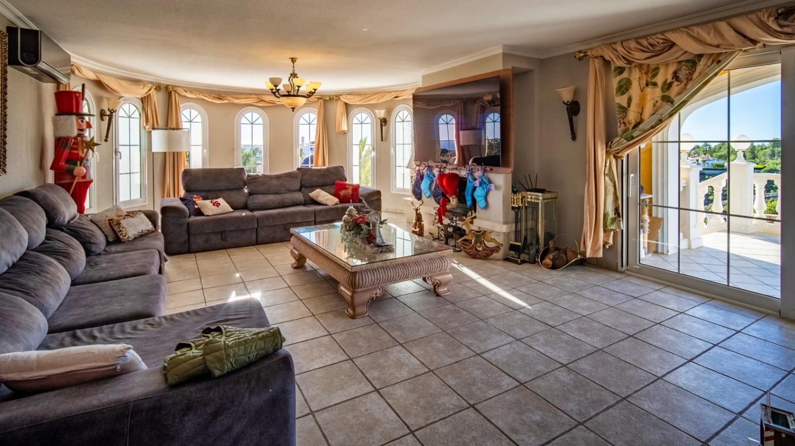 8 Zimmer Villa zu verkaufen in La Nucia mit Pool Garage - 4.200.000 € (Ref: 9444919)