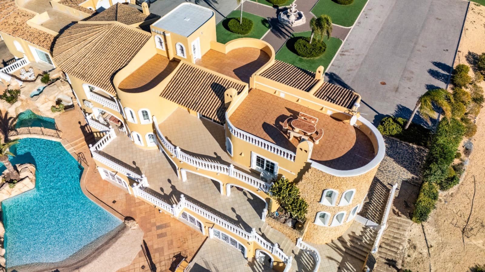 8 Zimmer Villa zu verkaufen in La Nucia mit Pool Garage - 4.200.000 € (Ref: 9444919)