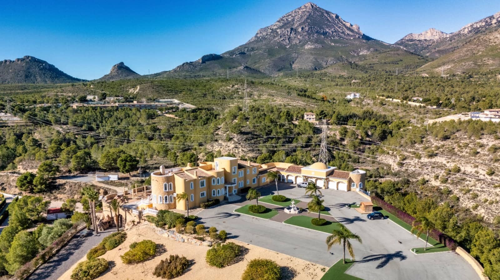 8 Zimmer Villa zu verkaufen in La Nucia mit Pool Garage - 4.200.000 € (Ref: 9444919)