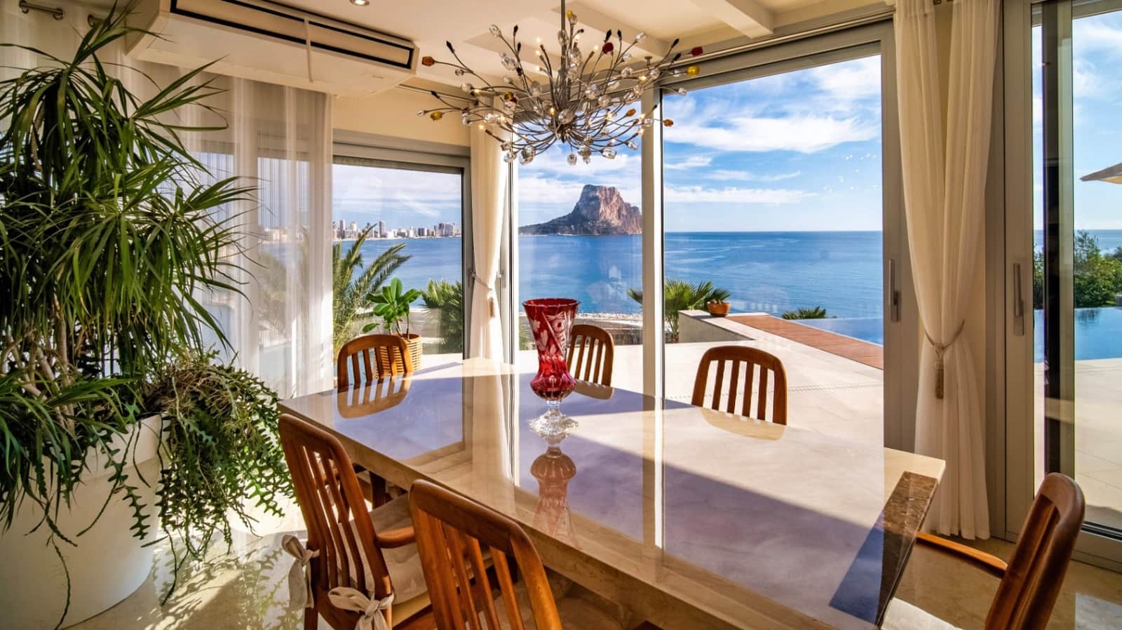 4 makuuhuone Huvila myytävänä paikassa Calpe / Calp mukana uima-altaan 
autotalli - 4 200 000 € (Ref: 9444920)