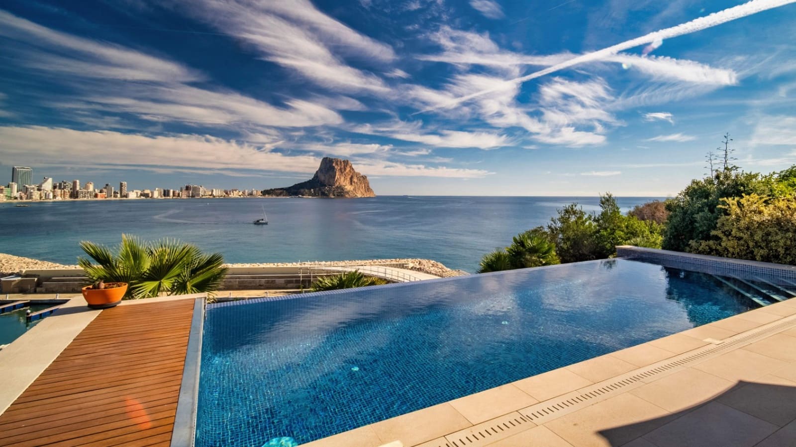 4 makuuhuone Huvila myytävänä paikassa Calpe / Calp mukana uima-altaan 
autotalli - 4 200 000 € (Ref: 9444920)