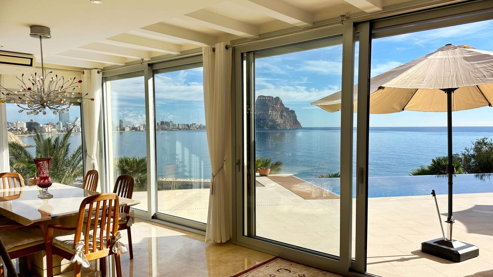 4 makuuhuone Huvila myytävänä paikassa Calpe / Calp mukana uima-altaan 
autotalli - 4 200 000 € (Ref: 9444920)