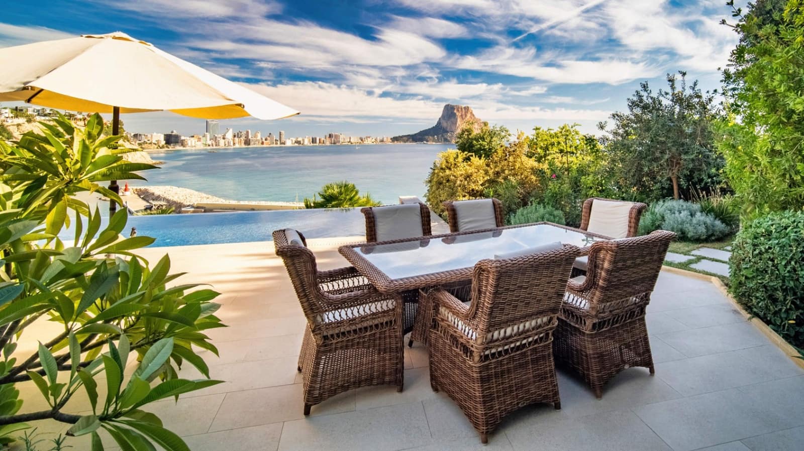 4 makuuhuone Huvila myytävänä paikassa Calpe / Calp mukana uima-altaan 
autotalli - 4 200 000 € (Ref: 9444920)