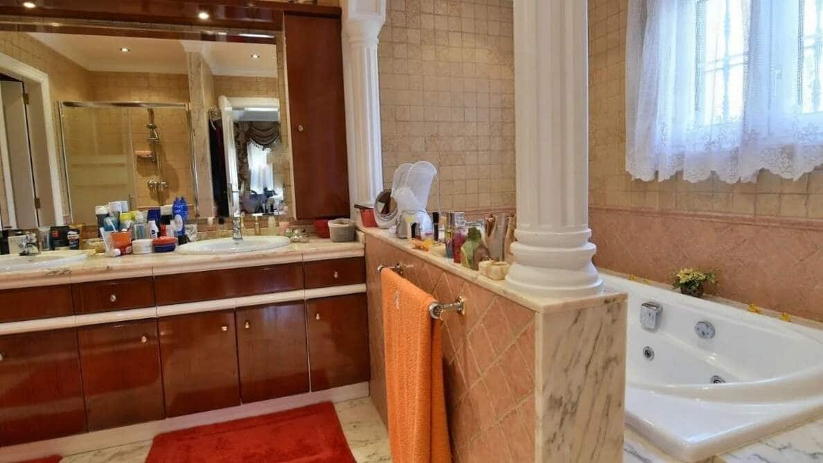 5 makuuhuone Huvila myytävänä paikassa Calpe / Calp mukana uima-altaan 
autotalli - 895 000 € (Ref: 9459630)