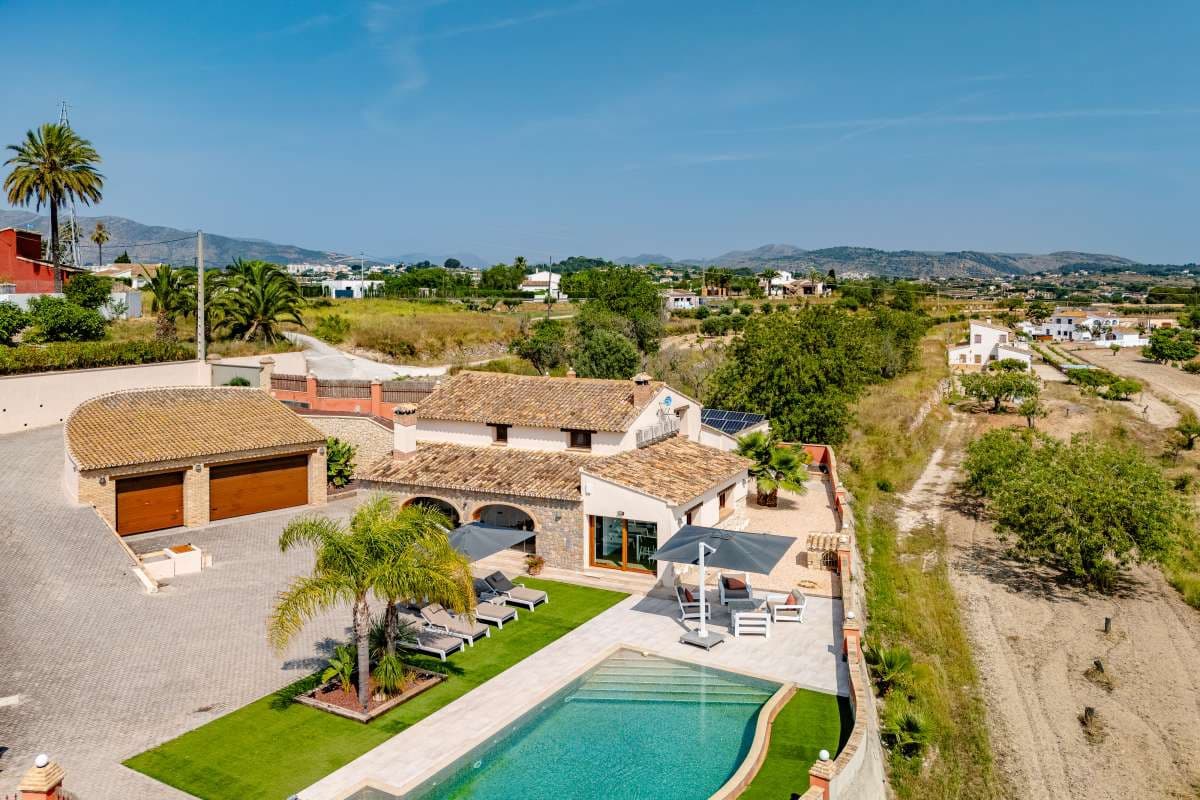4 bedroom Villa for sale in Moraira with pool - € 1,745,000 (Ref: 9494873)