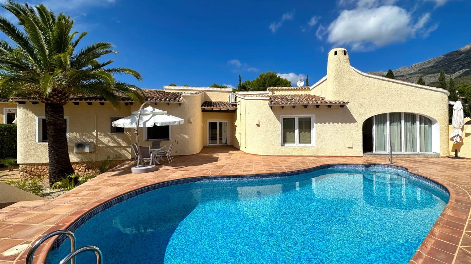 4 sypialnia Willa na sprzedaż w Altea z basenem garażem - 775 000 € (Ref: 9494876)