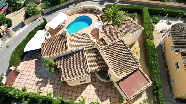 4 sypialnia Willa na sprzedaż w Altea z basenem garażem - 775 000 € (Ref: 9494876)