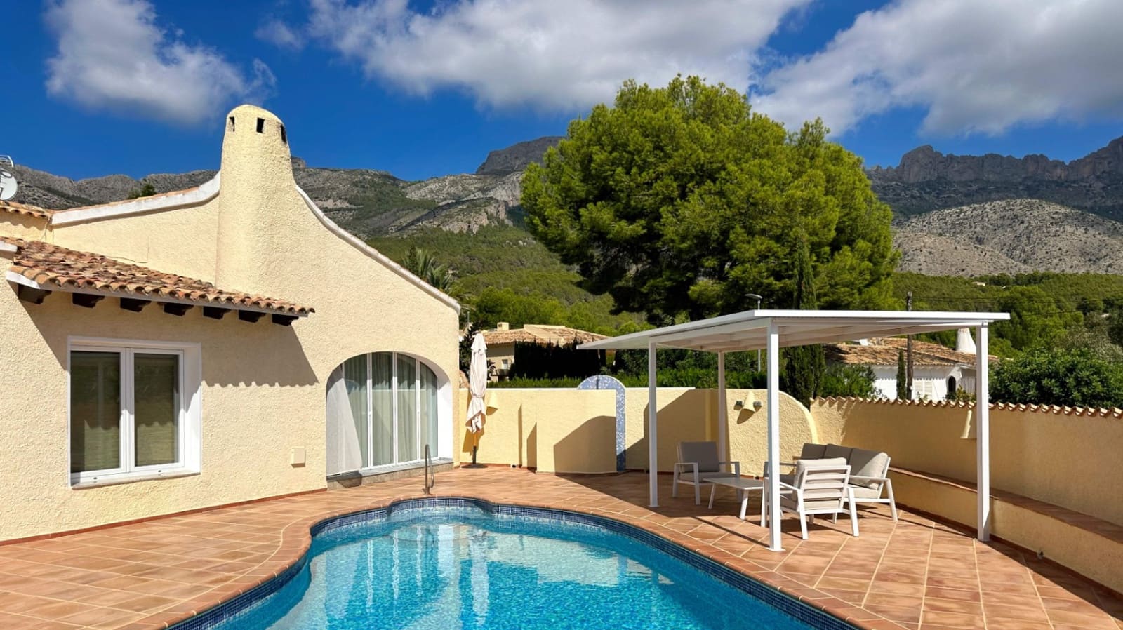 4 sypialnia Willa na sprzedaż w Altea z basenem garażem - 775 000 € (Ref: 9494876)