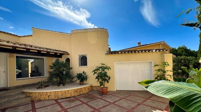 4 sypialnia Willa na sprzedaż w Altea z basenem garażem - 775 000 € (Ref: 9494876)