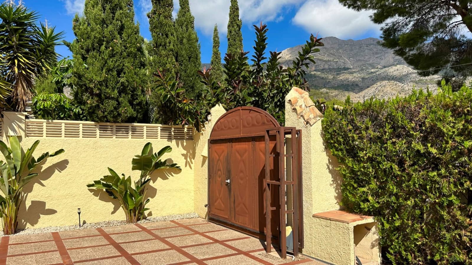 4 sypialnia Willa na sprzedaż w Altea z basenem garażem - 775 000 € (Ref: 9494876)