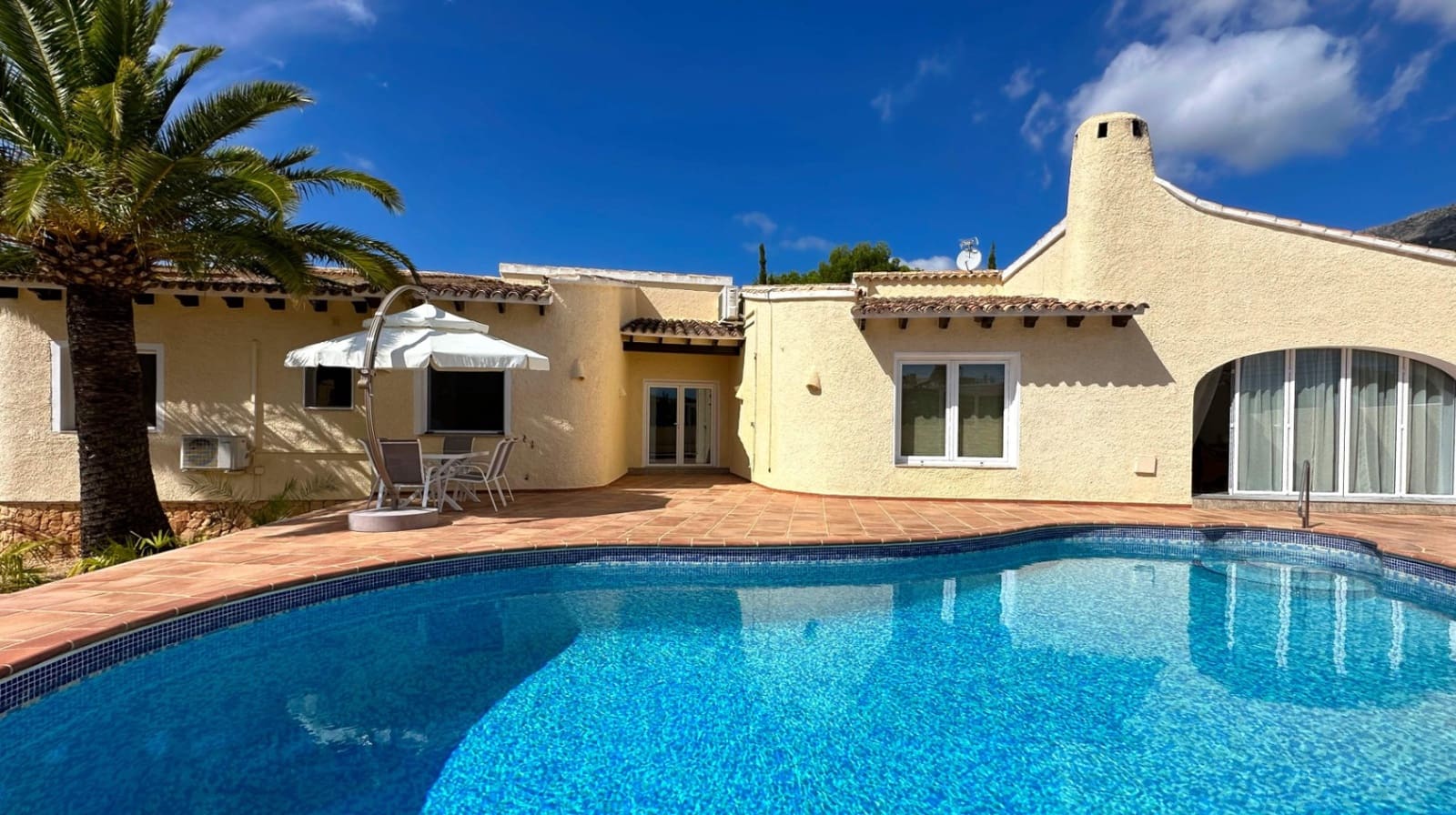 4 sypialnia Willa na sprzedaż w Altea z basenem garażem - 775 000 € (Ref: 9494876)