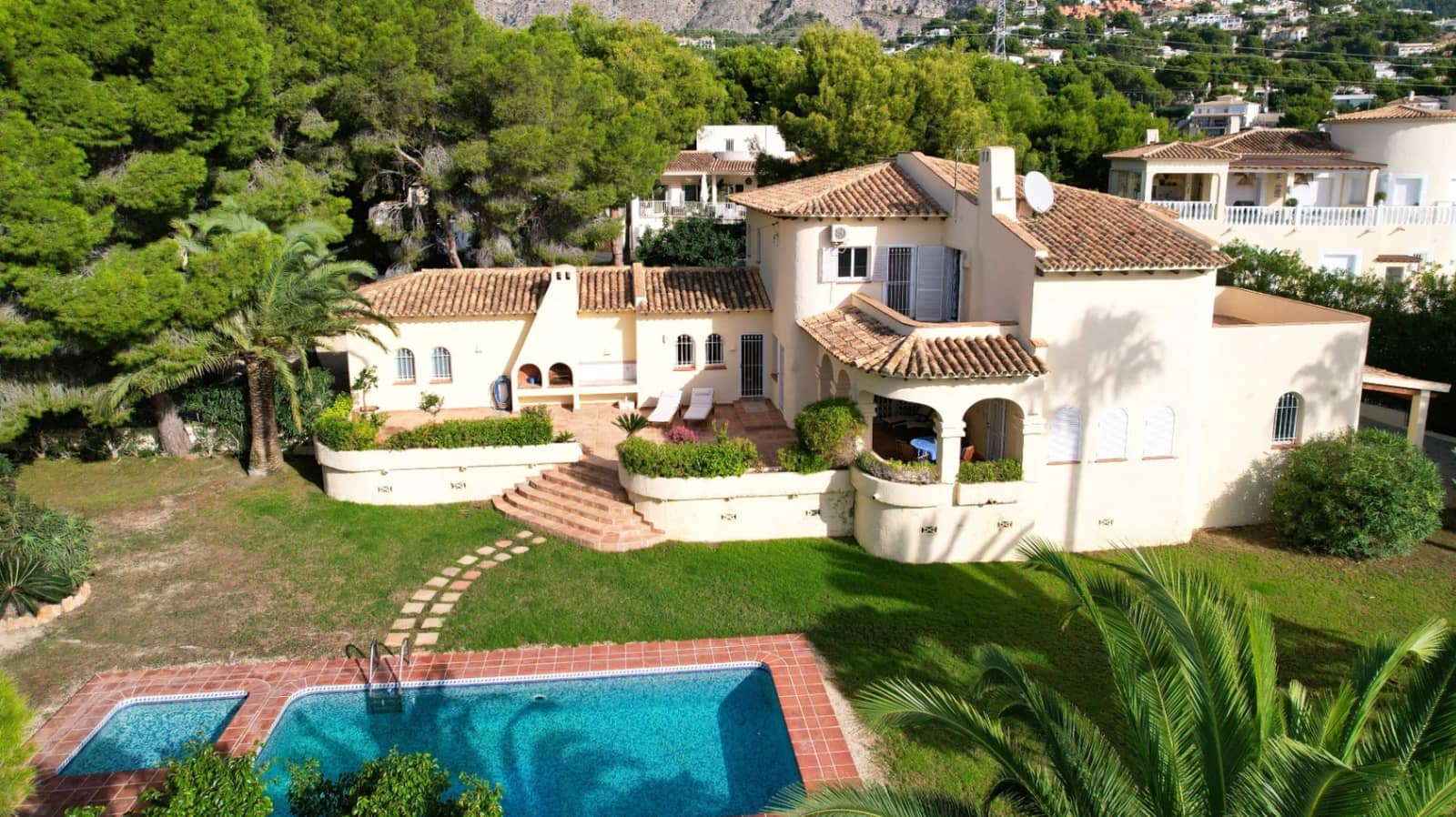 5 sypialnia Willa na sprzedaż w Altea z basenem garażem - 1 195 000 € (Ref: 9494877)