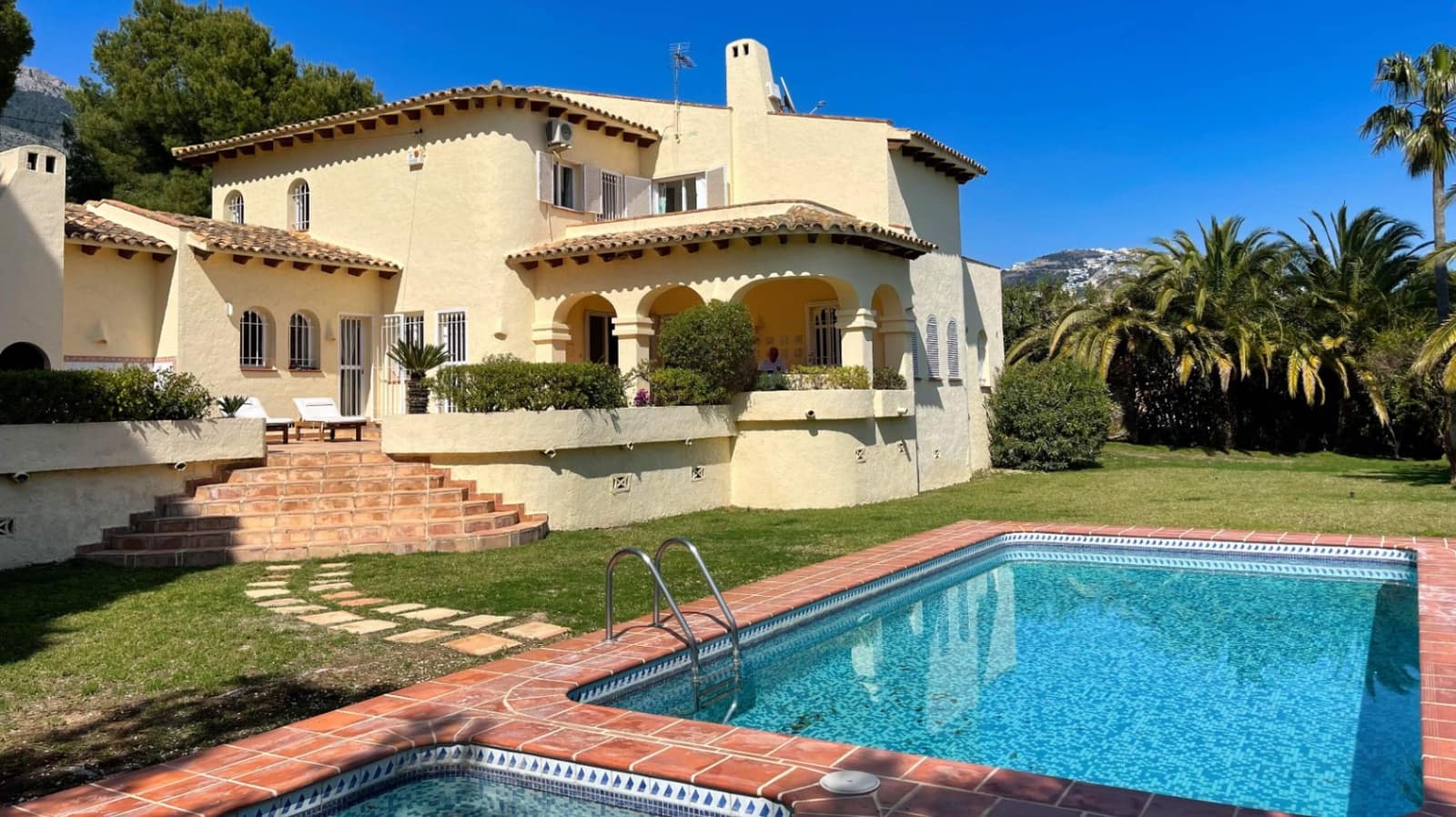 5 sypialnia Willa na sprzedaż w Altea z basenem garażem - 1 195 000 € (Ref: 9494877)