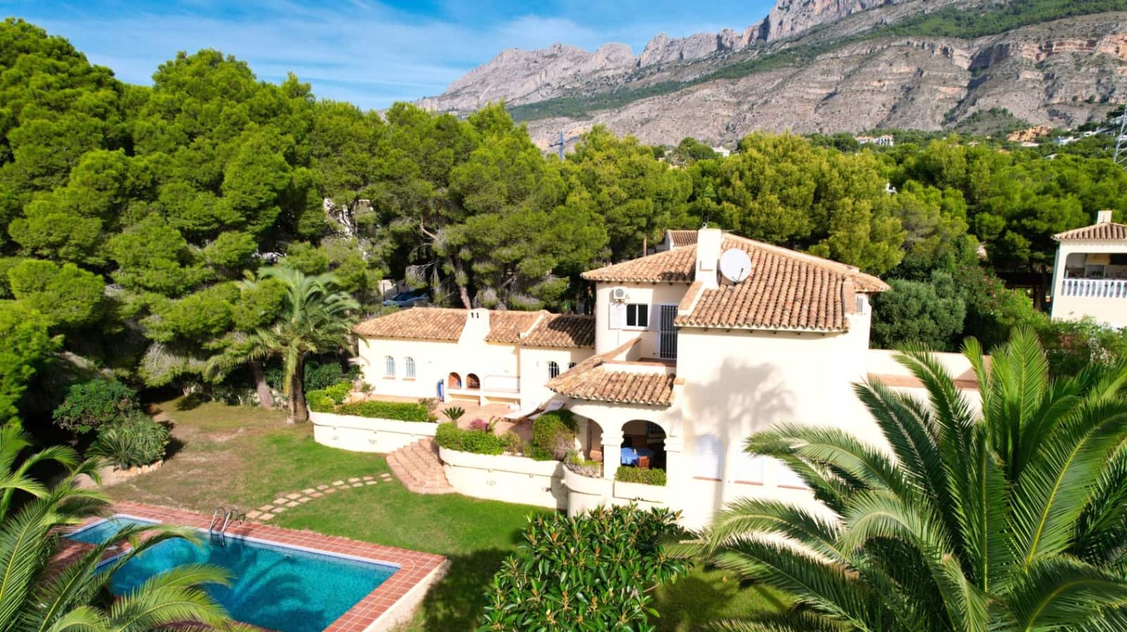 5 sypialnia Willa na sprzedaż w Altea z basenem garażem - 1 195 000 € (Ref: 9494877)