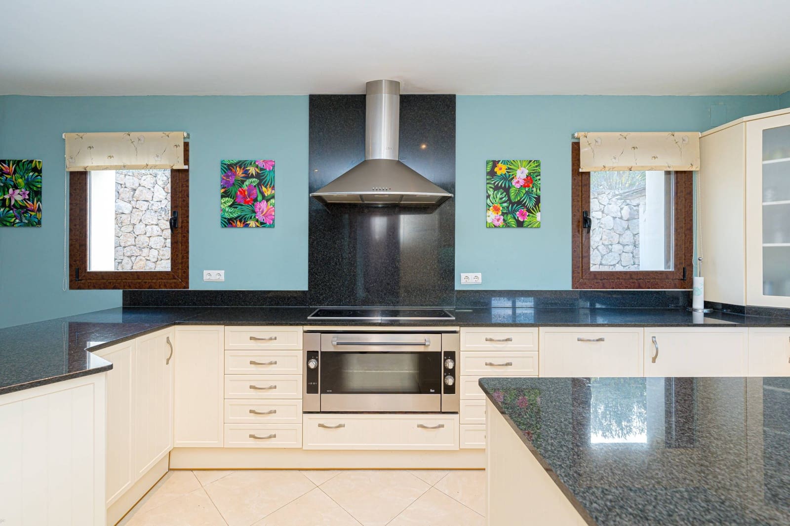 5 bedroom Villa for sale in Jalon / Xalo with pool - € 660,000 (Ref: 9494878)