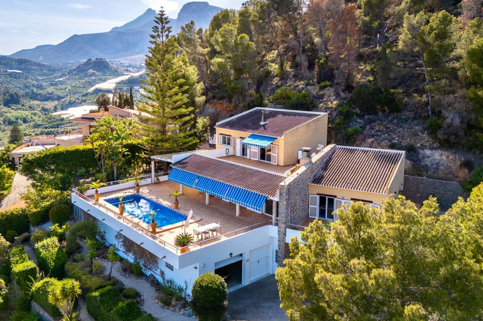 5 soveværelse Villa til salg i Callosa d'En Sarria med swimmingpool garage - € 890.000 (Ref: 9494881)