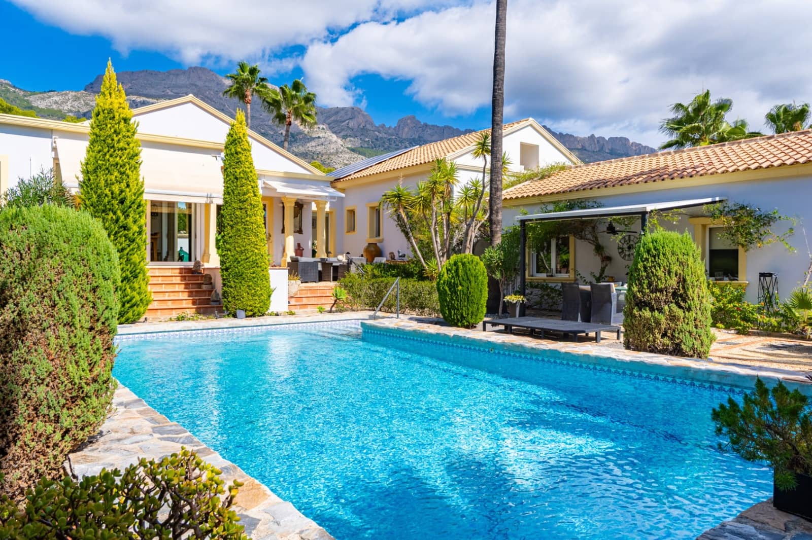 4 bedroom Villa for sale in Altea with pool garage - € 775,000 (Ref: 9494890)