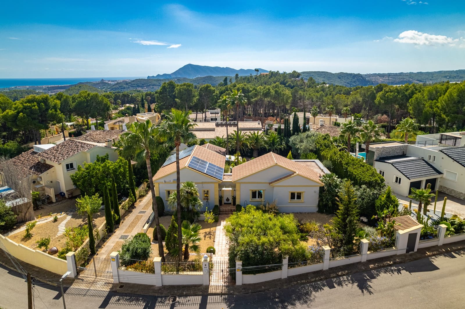 4 bedroom Villa for sale in Altea with pool garage - € 775,000 (Ref: 9494890)