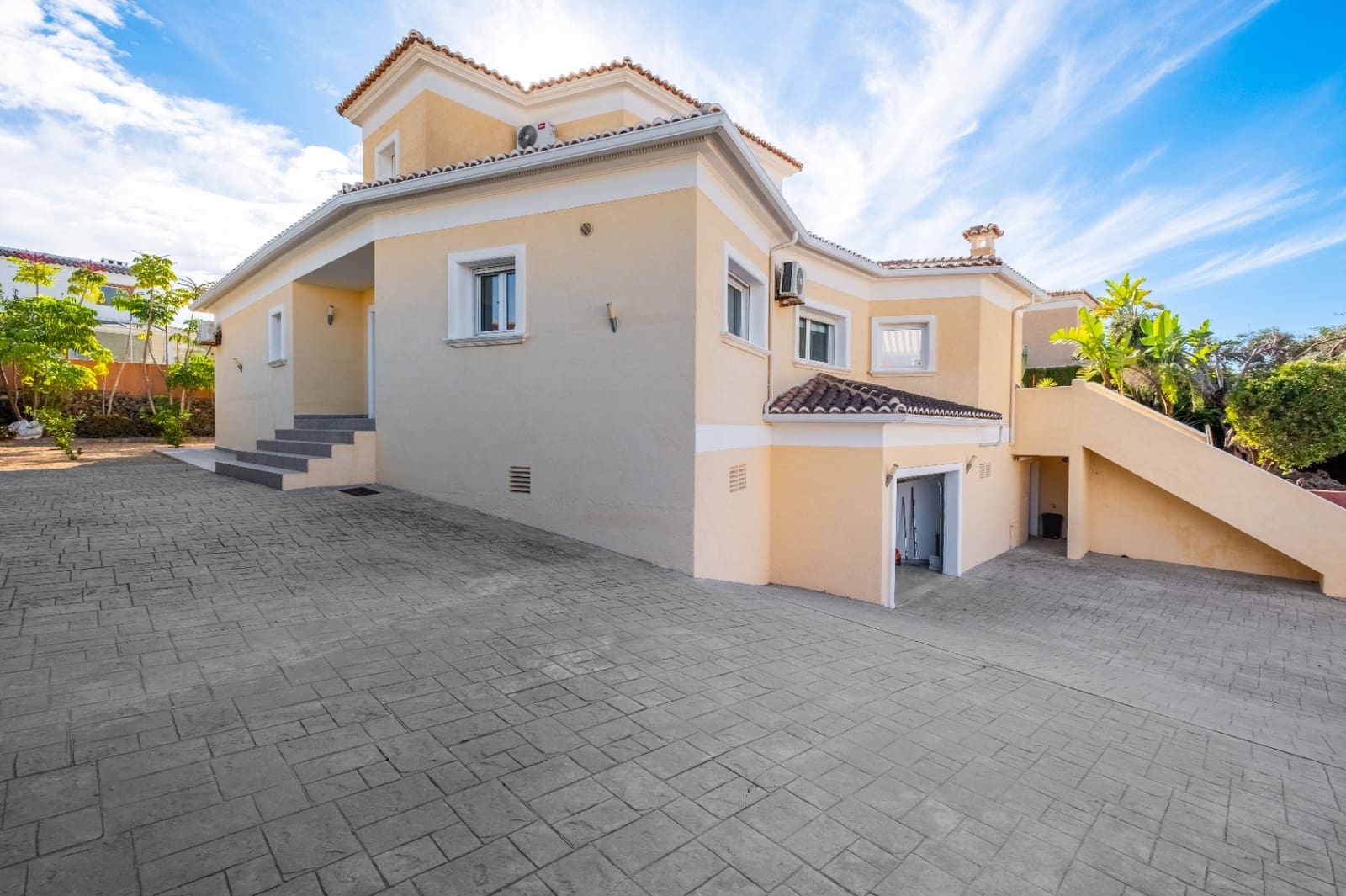 3 bedroom Villa for sale in Calpe / Calp with pool garage - € 995,000 (Ref: 9494898)