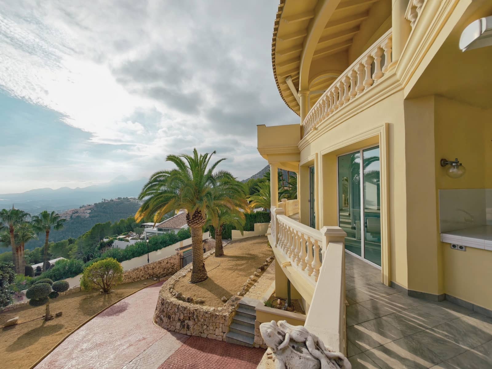 5 bedroom Villa for sale in Altea with pool garage - € 1,450,000 (Ref: 9494900)
